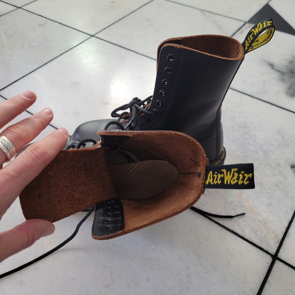 Dr Martens womens boots black leather smooth size 7 Made in England 1490 10 hole - Picture 9 of 10